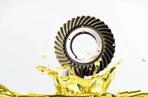 揭秘潤滑油循環保護發動機全過程，用假油相當于換錯血一樣危險！