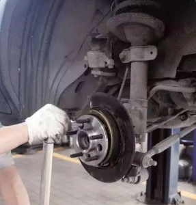 汽車外圍的部件多長時間給加一次潤滑油合適？